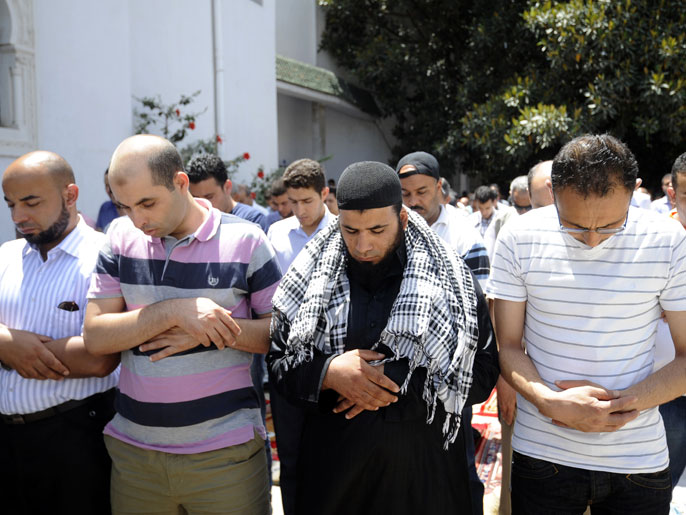 مصلون يؤدون صلاة الجمعة أمام مسجد الفتح في تونس (الفرنسية)