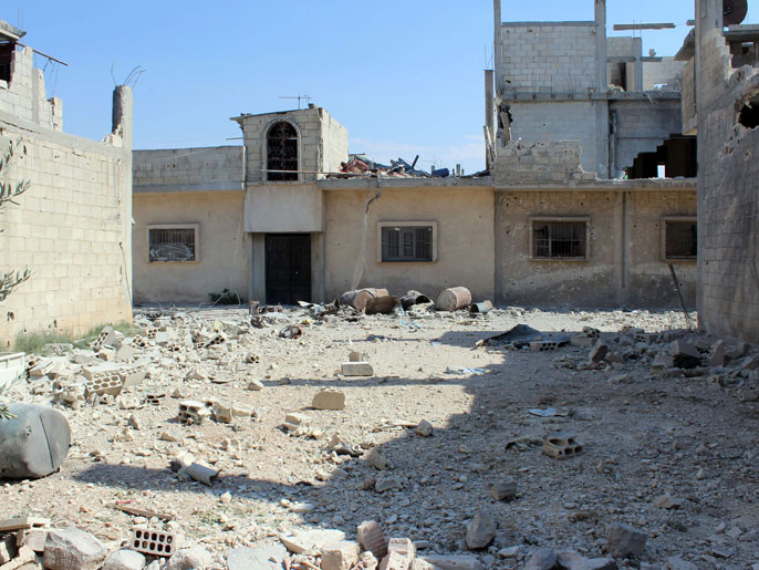 القصف المدفعي والجوي أحال بيوت السوريين وحياتهم إلى دمار (الفرنسية)