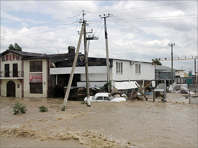‪السكان يصرون على أن الفيضانات نجمت عن إطلاق المياه المخزنة في سد نبرادايفسكوي، وهو ما تنفيه السلطات‬ (الفرنسية)