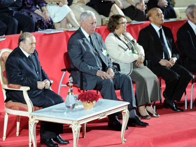 ‪بوتفليقة خلال الاحتفال بالذكرى الخمسين لاستقلال بلاده‬ (الفرنسية)