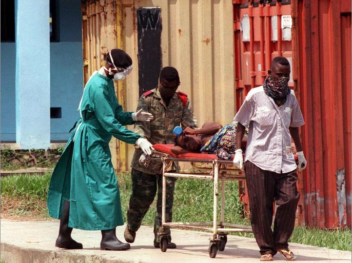 PRI51 - 19950514 - KIKWIT, DEMOCRATIC REPUBLIC OF CONGO : (FILES) A picture dated 14 May 1995 shows a patient affected by the deadly Ebola virus carried on a stretcher at the Kikwit hospital, 530km southeast of the capital Kinshasa. The death toll in the Ebola epidemic in northern Uganda has risen to 39 after two more people died, according to a national health task force, which also reported 13 new cases 18 October 2000. EPA PHOTO FILES/CHRISTOPHE SIMON/AO