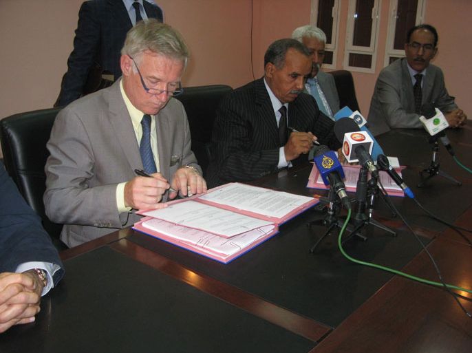 من توقيع الاتفاقية بين الطرفين مساء اليوم في نواكشوط من طرف رئيسي الوفدين يمينا الموريتاني الشيخ ولد أحمد، ويسارا الأوربي استيفان دبيبر.
