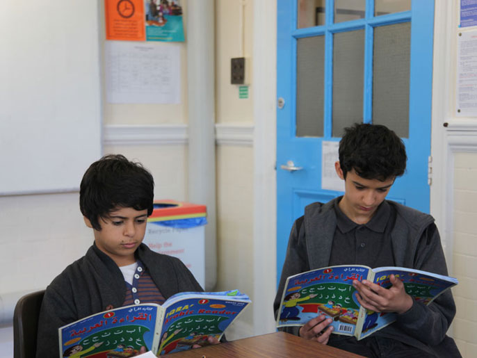 الأطفال العرب ببريطانيا يتعلمون اللغة العربية في مدارس نهاية الأسبوع (الجزيرة)