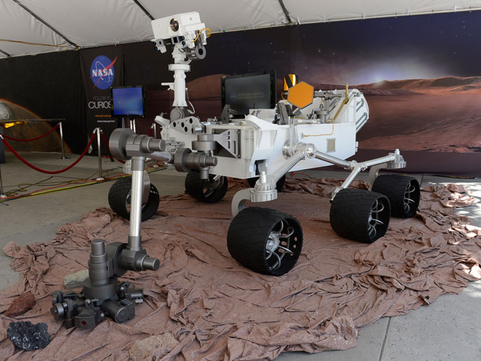 ‪نموذج للمسبار كيوريوستي بدأ عرضه في باسادينا بمناسبة هبوطه على المريخ‬ نموذج للمسبار كيوريوستي بدأ عرضه في باسادينا بمناسبة هبوطه على المريخ (الأوروبية)