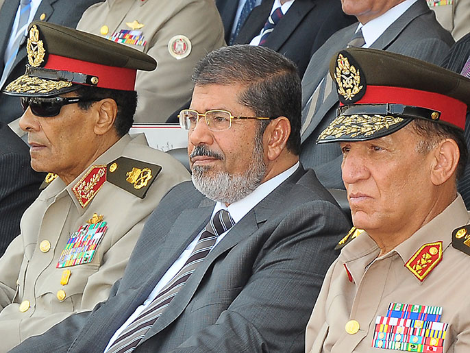 مراقبون قالوا إن تعيين طنطاوي (يسار) وعنان (يمين) مستشاريْن لمرسي حماية لهما من الملاحقة
