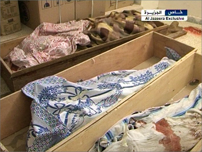 ‪ناشطون قالوا إنهم عثروا على أكثر من 150 جثة داخل مسجد بداريا‬ (الجزيرة)