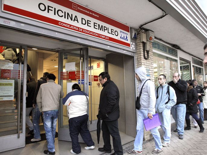 epa03080961 (FILE) A file photo dated 02 December 2011 showing a large queue of people at an Unemployment Office in Madrid, Spain. The number of jobless people in Spain increased by 295,300 to 5.27 million in the fourth quarter of 2011, surpassing the 5 million mark for the first time in history, the statistics body INE said 27 January 2012. The INE put the unemployment rate at 22.85 per cent, up from 21.5 per cent in October. About 1.6 million households in Spain now have all their active members out of work. Unemployment increased most among people aged 25 and 54 years - by 286,000 - in the fourth quarter. However, it went down among people aged less than 25 years. EPA/JUANJO MARTIN