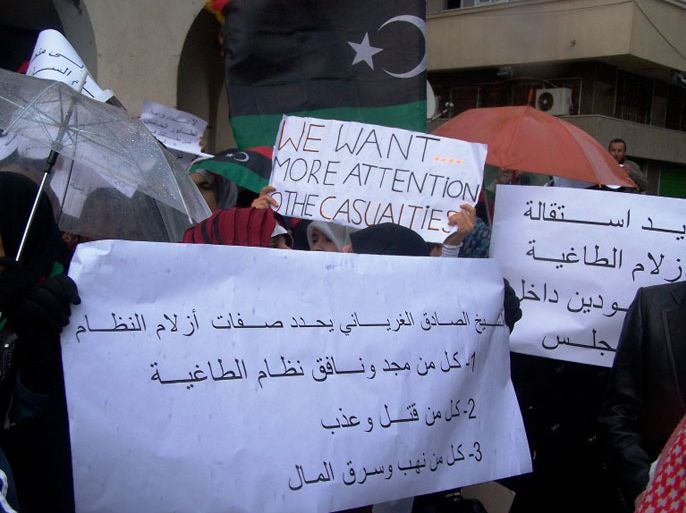 من مظاهرات تصحيح المسار في بنغازي،والتعليق كالتالي: التومي قال إن عريضة من الليبيين فقدت الأمل في السابق لإقرار العزل السياسي ( الجزيرة نت- أرشيف).