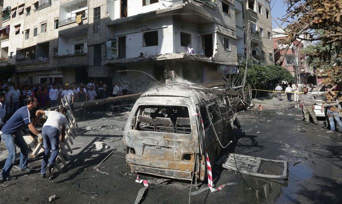 DAM1621 - Damascus, -, SYRIA : Syrians inspect damage at the site of a car bomb in the mainly Druze and Christian suburb of Jaramana on the southeastern outskirts of the Syrian capital on August 28, 2012. AFP PHOTO/JOSEPH EID