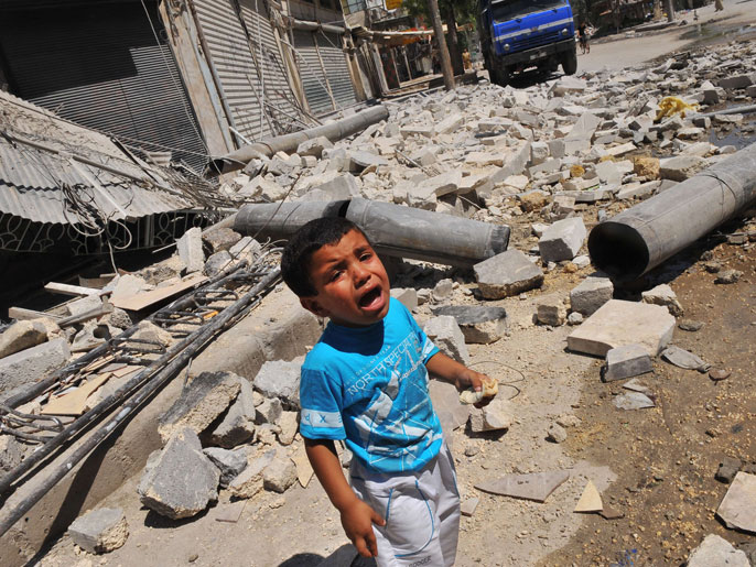 ‪‬ طفل سوري يصرخ مذعورا في حلب التي استهدفتها قوات الأسد بالقصف(الفرنسية)