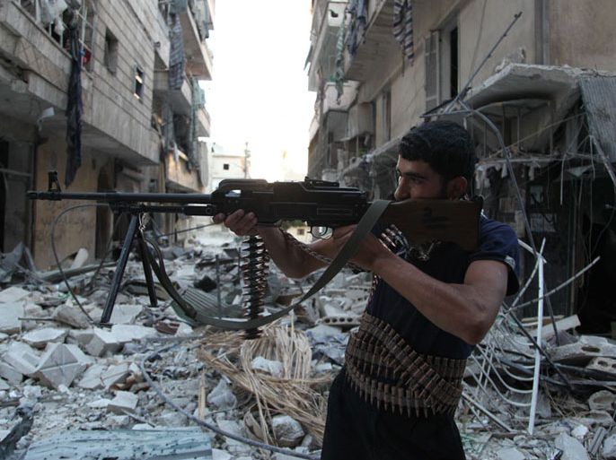 بين الأنقاض مقاتل من الجيش الحر يقارع القناصة في حي صلاح الدين بمدينة حلب