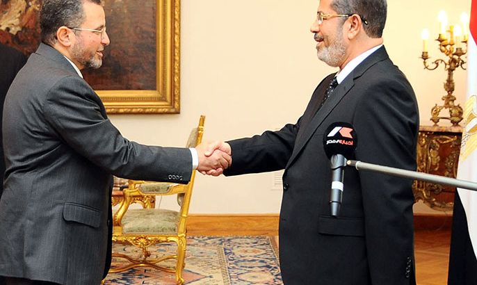 epa03335516 A handout photograph released by the Egyptian Presidency shows Egyptian President Mohamed Morsi (R) shaking hands with the new Egyptian Prime Minsiter Hisham Qandil (L) during the swearing-in ceremony, in Cairo, Egypt, 02 August 2012. Morsi on 02 August swore-in a new cabinet made up largely of technocrats, with former military ruler, Field Marshal Hussein Tantawi, keeping his post as defence minister in the new cabinet. Television footage showed Morsi swearing in members of the government, his first since he took office on June 30. EPA/FADI FARES/EGYPTIAN PRESIDENCY/HANDOUT CROPPED VERSION OF epa03335510 HANDOUT EDITORIAL USE ONLY/NO SALES
