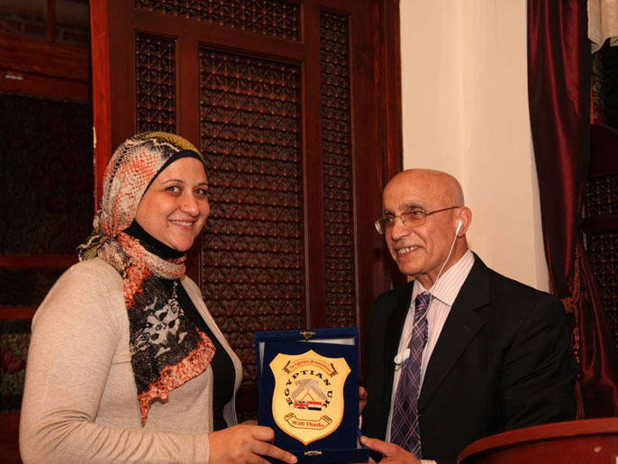 ‪نائبة رئيس البعثة الرياضية المصرية تتسلم الدرع نيابة عن البطل علاء أبو القاسم‬ (الجزيرة نت)