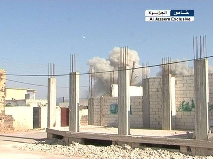 جانب من آثار القصف الجوي الذي شنه الجيش السوري على بلدات في إدلب 
