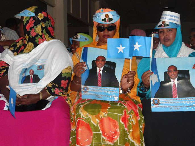 ‪أنصار رئيس الوزراء يحملون صوره وعلم الصومال‬ (الجزيرة نت)