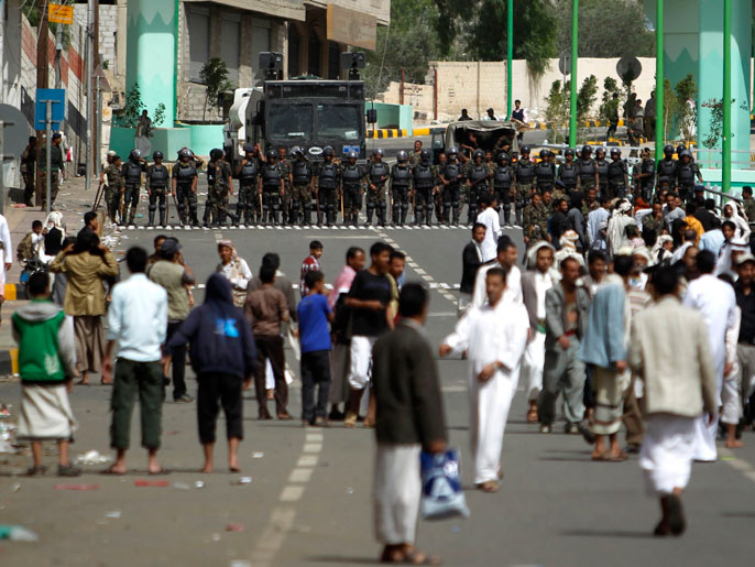 ‪قوات الأمن أغلقت الطريق المؤدي للسفارة الأميركية في صنعاء أمام المتظاهرين‬ (رويترز)