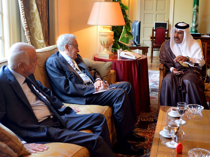 ‪‬ (من اليمين) رئيس وزراء قطر والإبراهيمي والعربي خلال اجتماع ثلاثي بالقاهرة(الفرنسية)