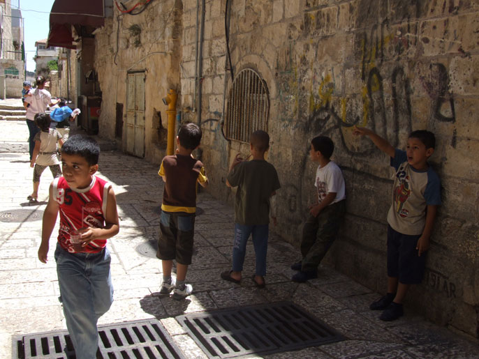 أطفال من القدس دون أي إطار تعليمي يلعبون في أزقة البلدة القديمة (الجزيرة)
