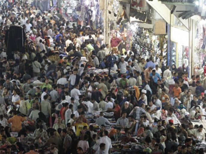 reuters: people shop at the al-mosqu bazaar in cairo october 10, 2007. muslims across the world are preparing to celebrate the eid al-fitr festival at the end of the holy month of ramadan. (رويترز)