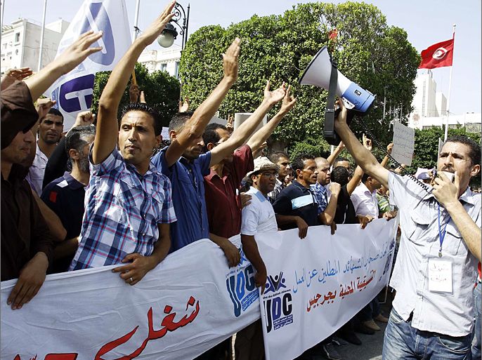 Unemployed graduates chant slogans during a demonstration demanding the right to work in Tunis September 29, 2012. REUTERS/Zoubeir Souissi (TUNISIA - Tags: EDUCATION BUSINESS EMPLOYMENT CIVIL UNREST POLITICS