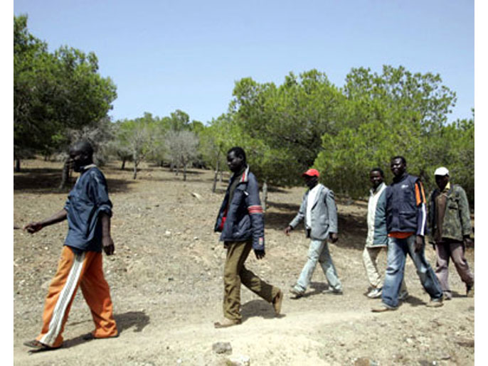 أغلب المهاجرين الأفارقة يحاولون عبور الحدود المغربية إلى إسبانيا (رويترز-أرشيف)