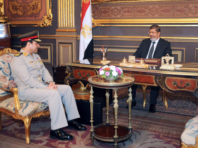 مرسي عين السيسي مكان الطنطاوي بعدما أحال الأخير على التقاعد (الفرنسية)