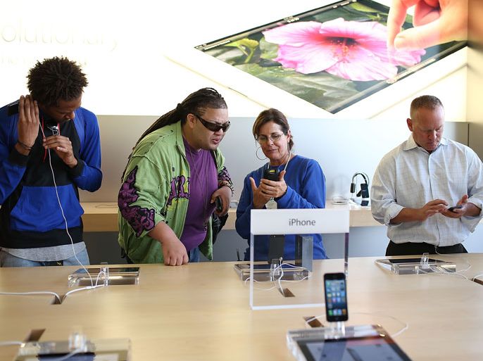 San Francisco, California, UNITED STATES : SAN FRANCISCO, CA - SEPTEMBER 21: Customers inspect the new iPhone 5 at an Apple Store on September 21, 2012 in San Francisco, California. Customers flocked to Apple Stores across the U.S. to purchase the hotly anticipated iPhone 5 which went on sale nationwide today. Justin Sullivan/Getty Images/AFP== FOR NEWSPAPERS, INTERNET, TELCOS & TELEVISION USE ONLY ==