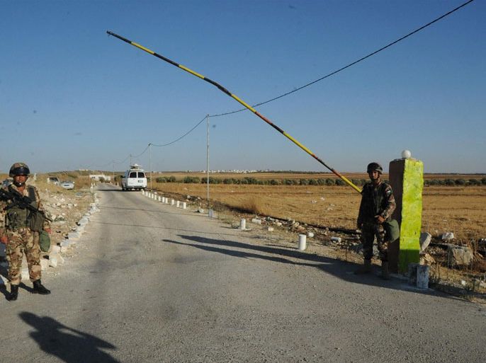 جنود اردنيون عند اخر نقطة حدود عسكرية في منطقة تل شهاب الواصلة مع سوريا