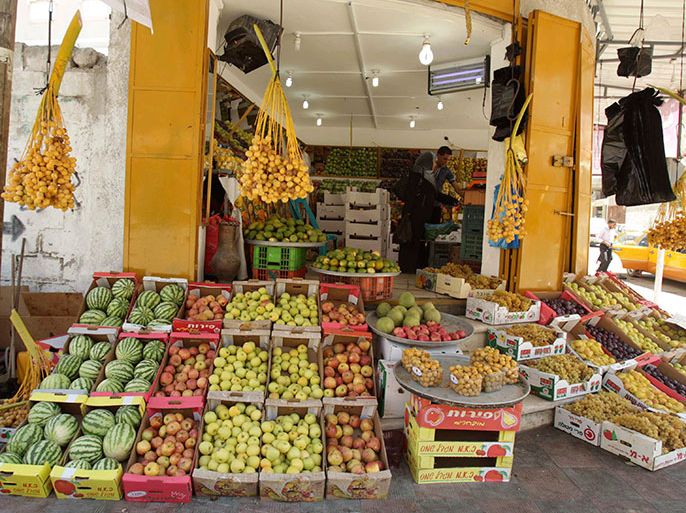A Palestinian woman shops at a fruit and vegetable store in Khan Younis in the southern Gaza Strip September 24, 2012. The Hamas government has barred much of Gaza's fruit imports from Israel, citing a need to cultivate local Palestinian agriculture and for "resistance" against the Jewish state. REUTERS
