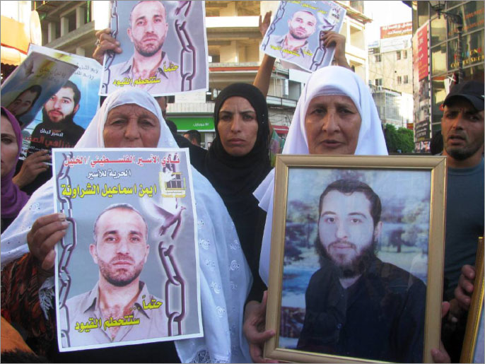 ‪أمهات الأسرى يطالبن بالإفراج عن أبنائهن‬ (الجزيرة نت)