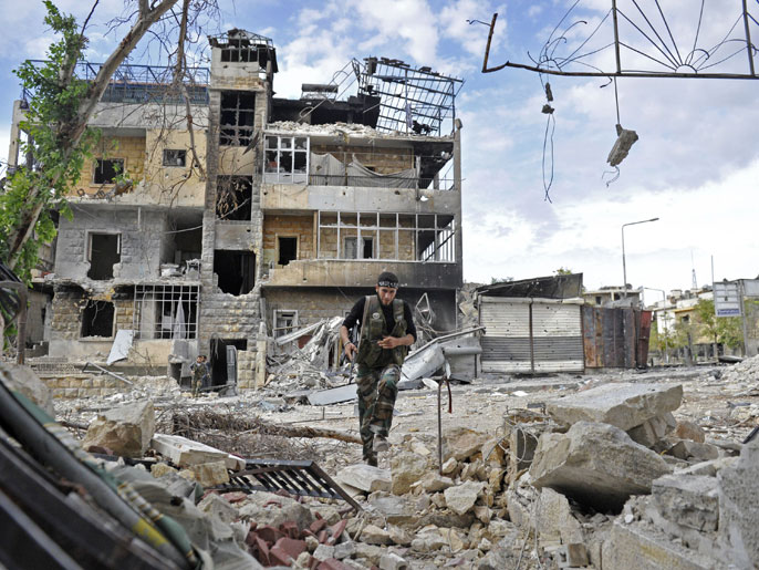 عناصر الجيش الحر يحاولون التقدم في مدينة حلب (الفرنسية-أرشيف)