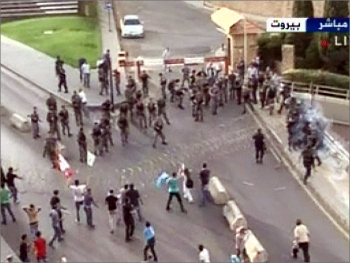 مواجهات بين الأمن اللبناني ومتظاهرين يحاولون اقتحام الحواجز المؤدية إلى القصر الحكومي (الجزيرة)