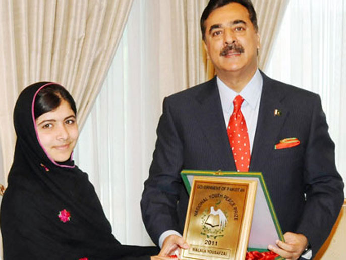 ملالا تتسلم في وقت سابق جائزة السلام الوطني من رئيس الوزراء الباكستاني سابقا (الأوروبية)