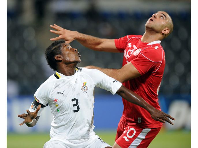epa03094479 Aymen Abdennour of Tunisia tussels with Asamoah Gyan of Ghana during the Africa Cup of Nations match between Ghana and Tunisia in Franceville, Gabon, 05 February 2012. Ghana won 2-1. EPA/STR EDITORIAL USE ONLY EDITORIAL USE ONLY EDITORIAL USE ONLY