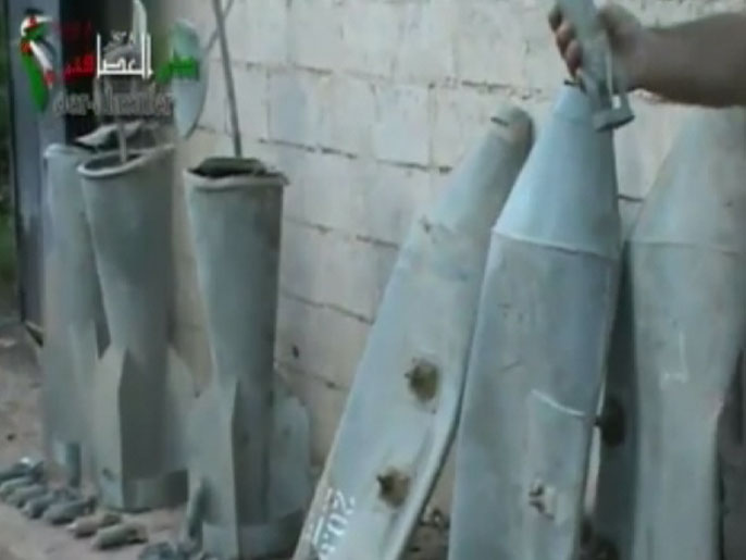 ‪ناشطون سوريون عرضوا مرارا قنابل صغيرة أكدوا أنها عنقودية‬ (الجزيرة)