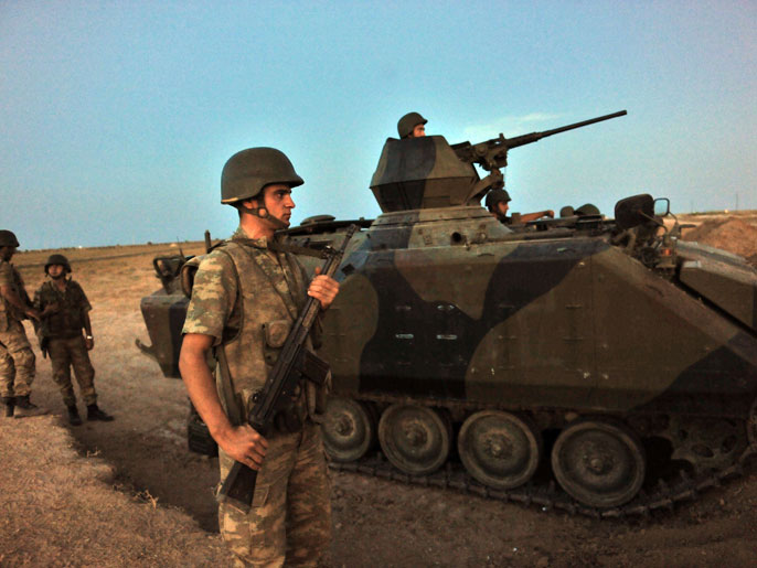 جنود أتراك على الحدود التركية السورية (الفرنسية)