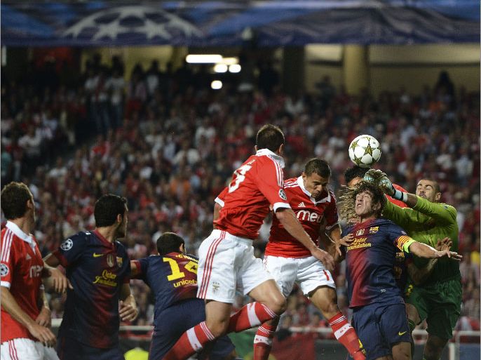 Barcelona's goalkeeper Victor Valdes (R) punches the ball away during their UEFA Champions League group G football match Benfica vs FC Barcelona on October 2, 2012, at the Luz stadium, in Lisbon. AFP PHOTO/ FRANCISCO LEONG