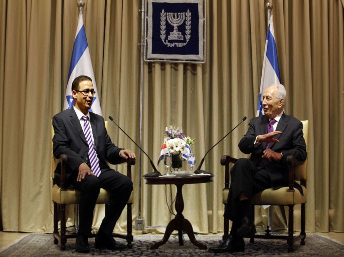 GAL005 - JERUSALEM, -, - : Egypt's newly appointed ambassador to Israel Atef Salem (L) talks with Israeli President Shimon Peres upon presenting his credentials on October 17, 2012 at the presidential compound in Jerusalem. AFP PHOTO