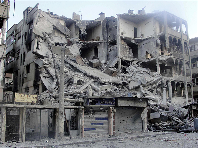 مبان مدمرة بفعل قصف مروحيات النظام في حمص (رويترز)