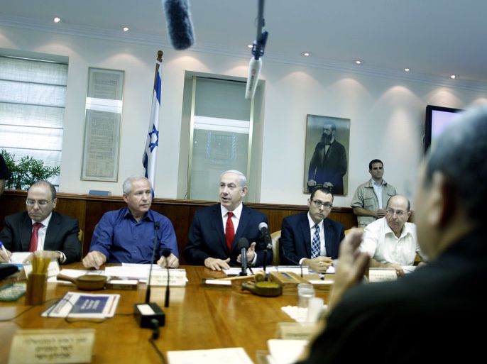Israeli Prime Minister Benjamin Netanyahu (C) attends the weekly cabinet meeting in Jerusalem, on October 21, 2012. AFP PHOTO/POOL/LIOR MIZRAHI