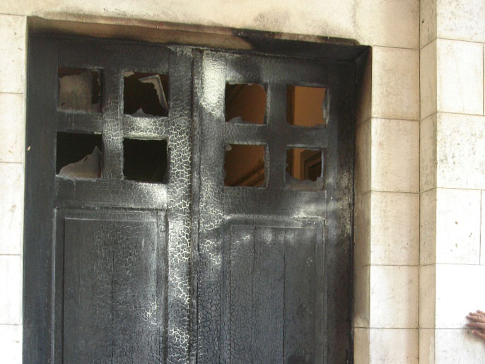 ‪أبواب دير اللطرون أحرقها متطرفون يهود الشهر الماضي‬  (الجزيرة)