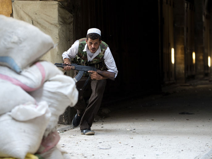 مقاتل من الجيش الحر أثناء اشتباكات في حلب القديمة (الفرنسية)