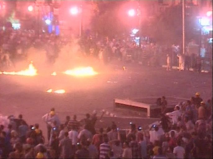 إشتباكات في ميدان التحرير بالقاهرة بين مؤيدين لمرسي ومعارضين