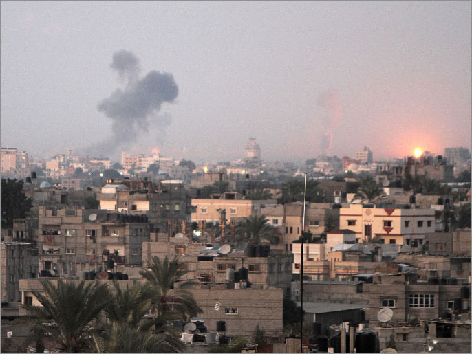 الاحتلال الإسرائيلي يشن عشرات الغارات على غزة ويبحث توسيع العدوان(الفرنسية)