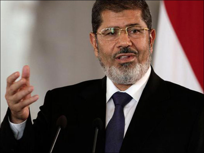 ‪(أسوشيتد برس)‬ مرسي تعهد بتبني ما يتوصل له القضاة