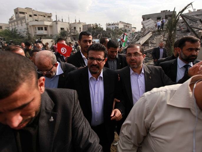 عبد السلام أثناء تفقده لمقر الحكومة بغزة الذي سوته الطائرات الإسرائيلية بالأرض (رويترز)