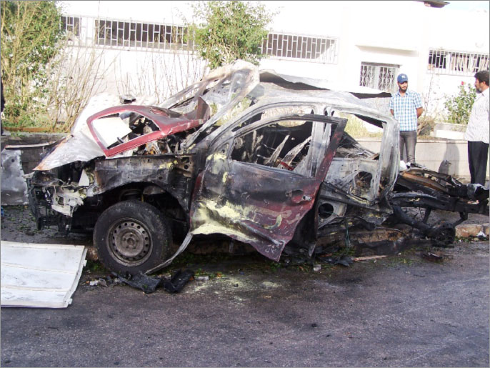 ‪انفجار سيارة مفخخة بمنطقة الحدائق ببنغازي أمام مركز الشرطة‬ (الجزيرة)