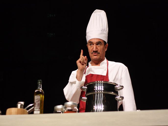الممثل محمد فلاق في مسرحية "صدمات حضارية صغيرة"
