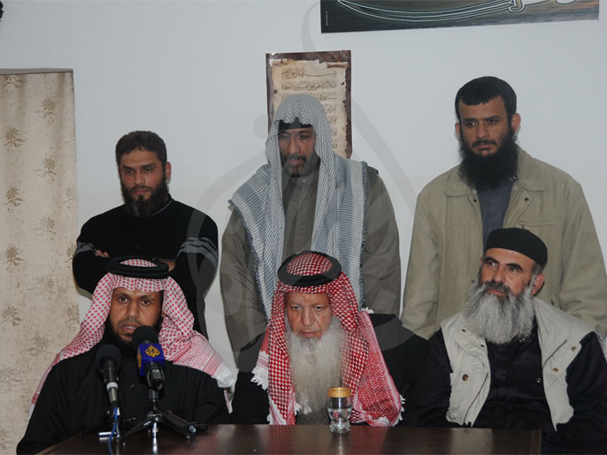 أبو أنس (الأول من اليسار وقوفا) خلف قيادات السلفية الجهادية بالأردن العام الماضي (الجزيرة نت-أرشيف)