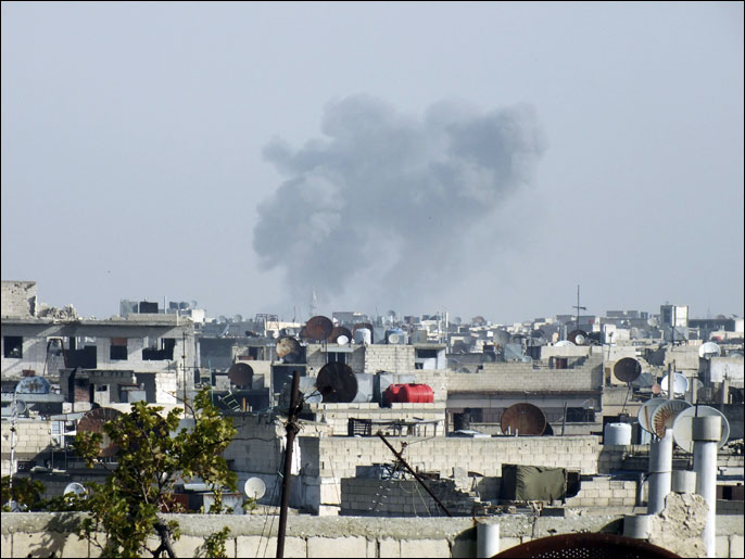 ‪حمص أثناء تعرضها لقصف أمس‬ (رويترز)